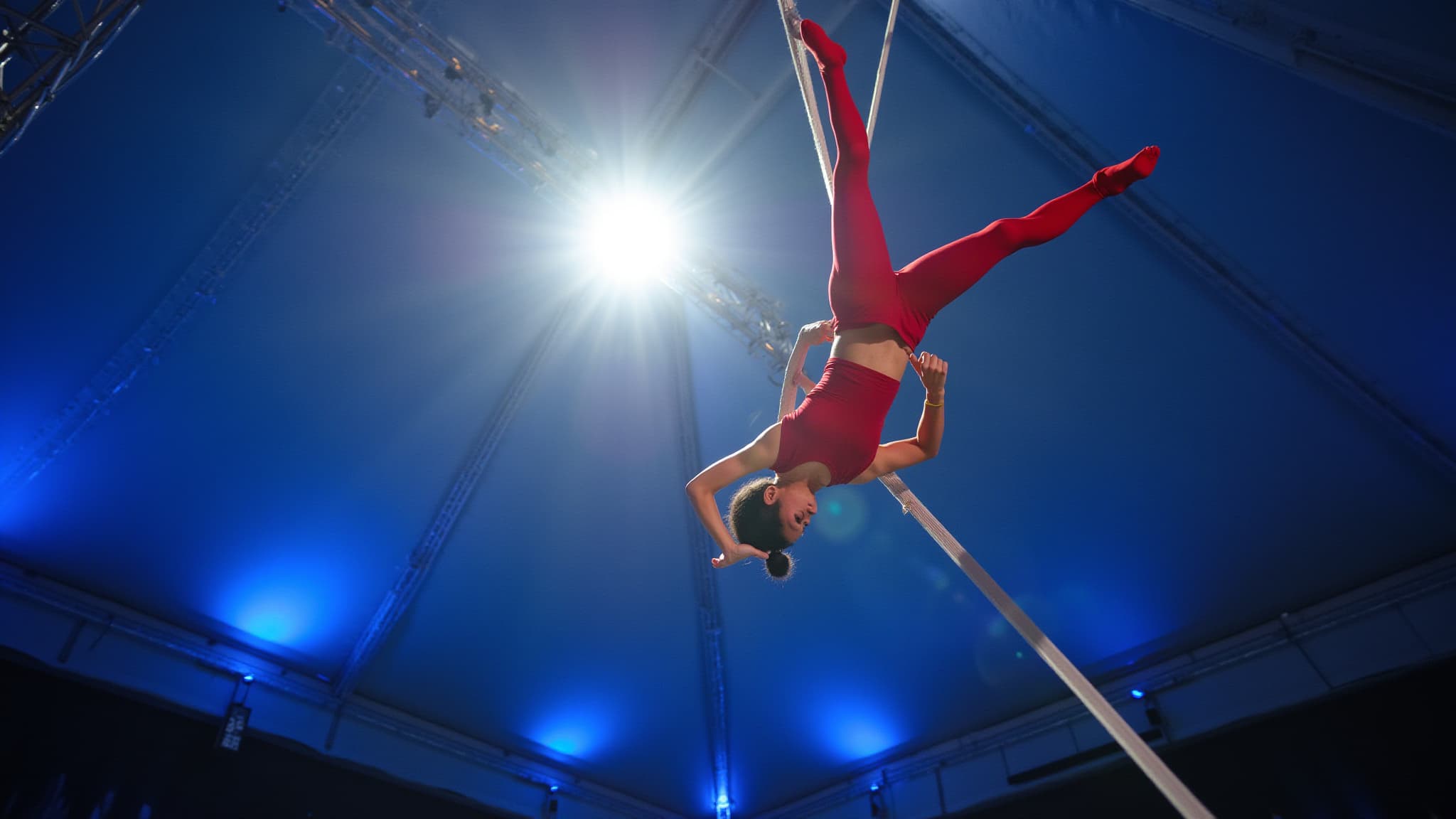 Aerialiste en performance sous la tente du cirque